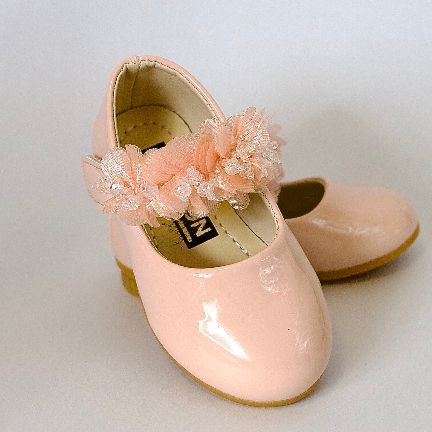 Zapatos charol con flores de cristal — perfectos para momentos especiales