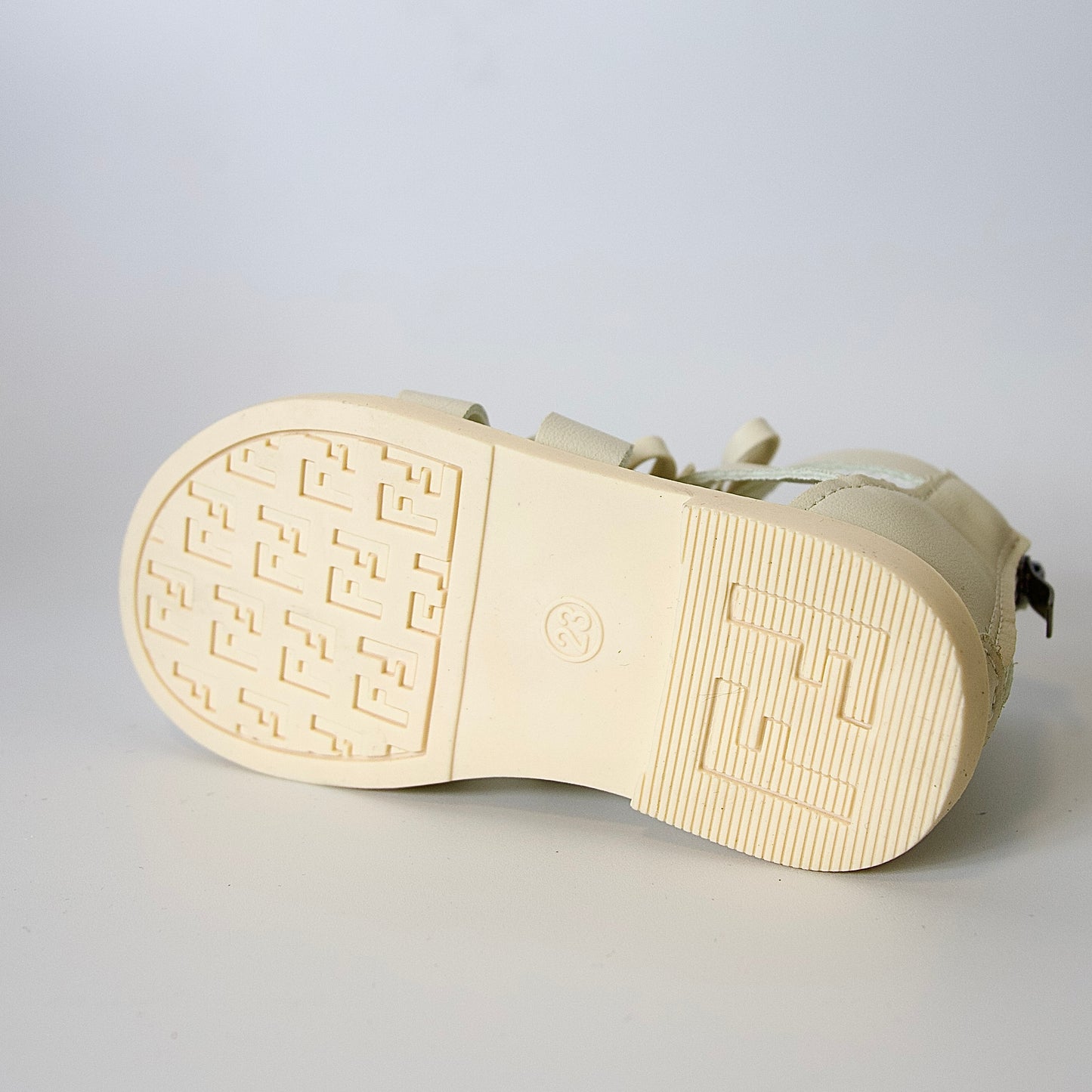 Sandalias tipo gladiador con lazo — modernas, cómodas y perfectas para días activos.