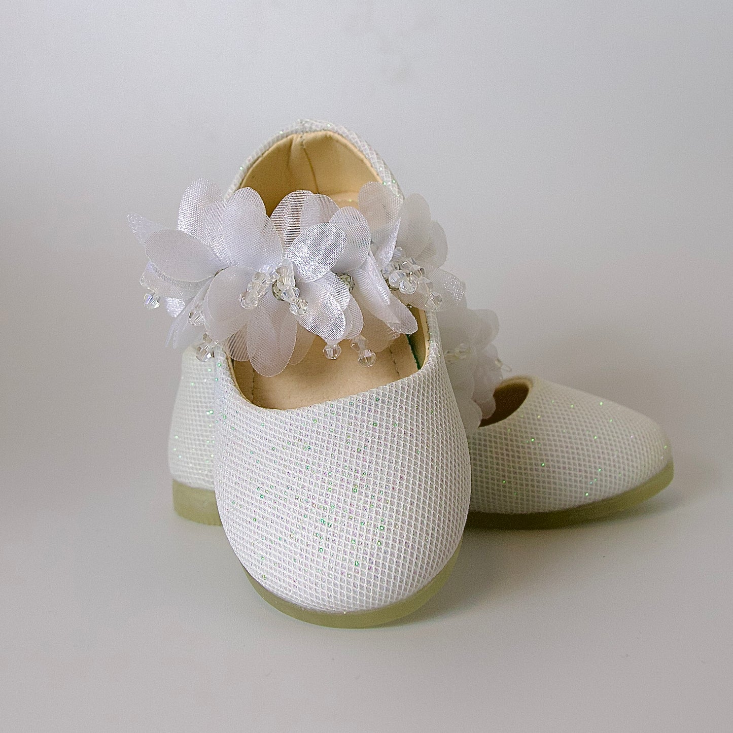 Zapatos blancos elegantes con flores — para celebraciones y momentos especiales