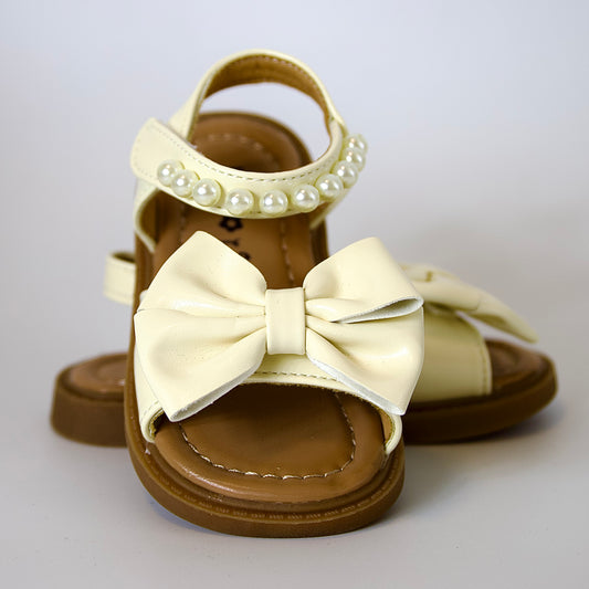 Comodidad con encanto 
Sandalias beige con moño y perlas — suaves, elegantes y perfectas para el verano