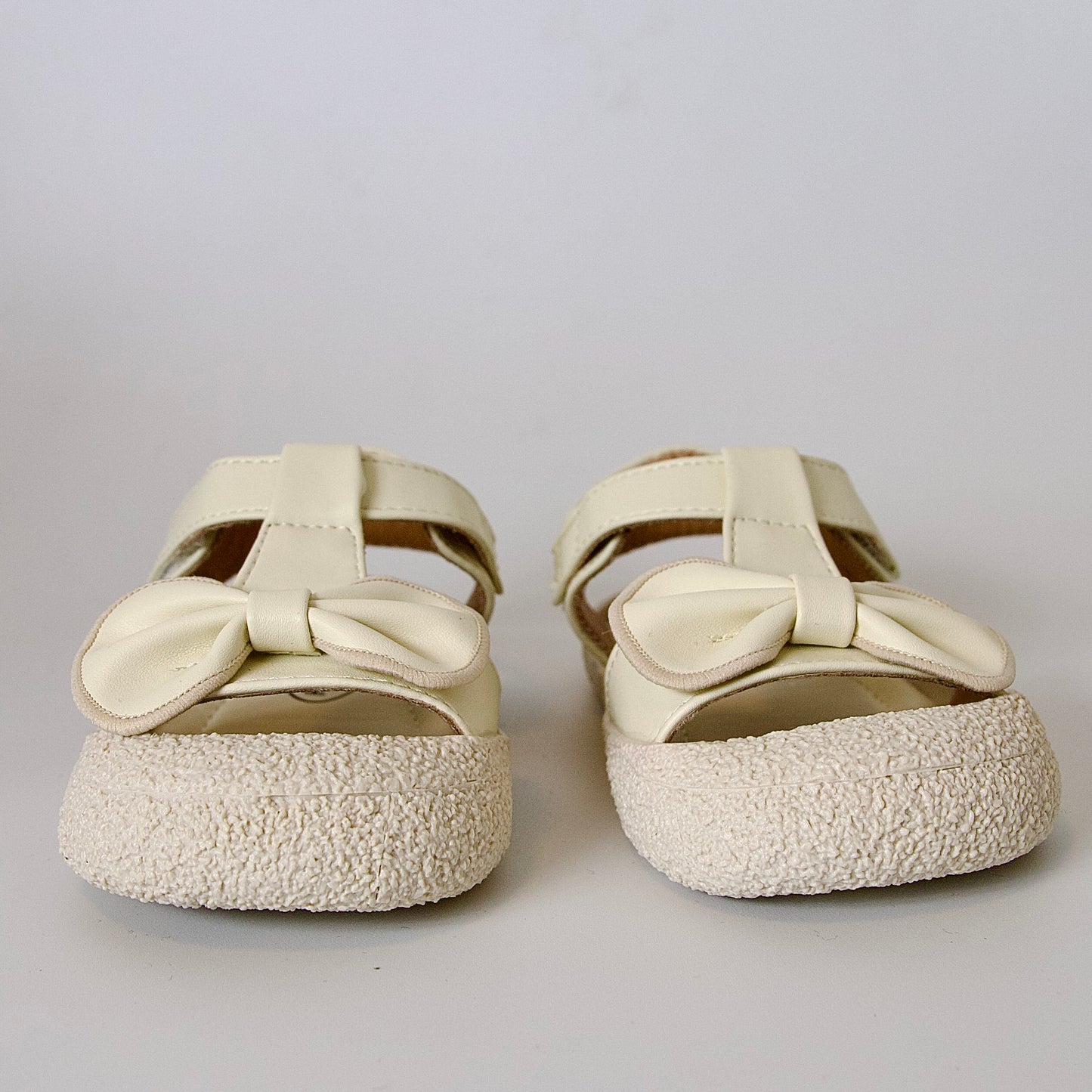 Sandalias beige con moño y punta cerrada — perfectas para el jardín y la arena