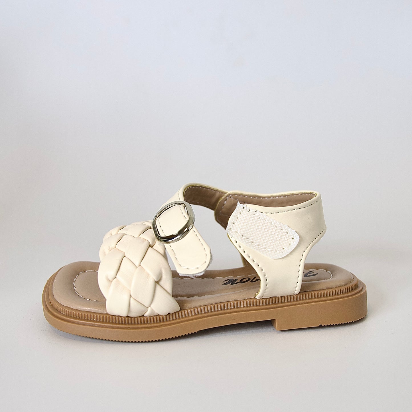 Comodidad para cada paso 
Sandalias beige con tejido de cuero sintético — suaves y listas para jugar