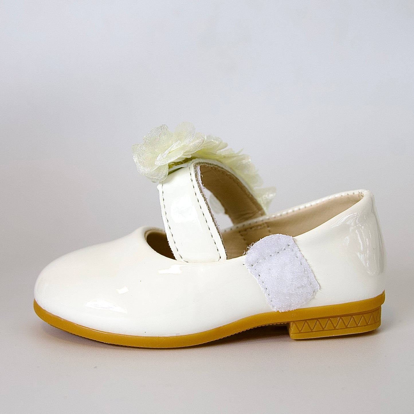 Zapatos charol con flores de cristal — perfectos para momentos especiales