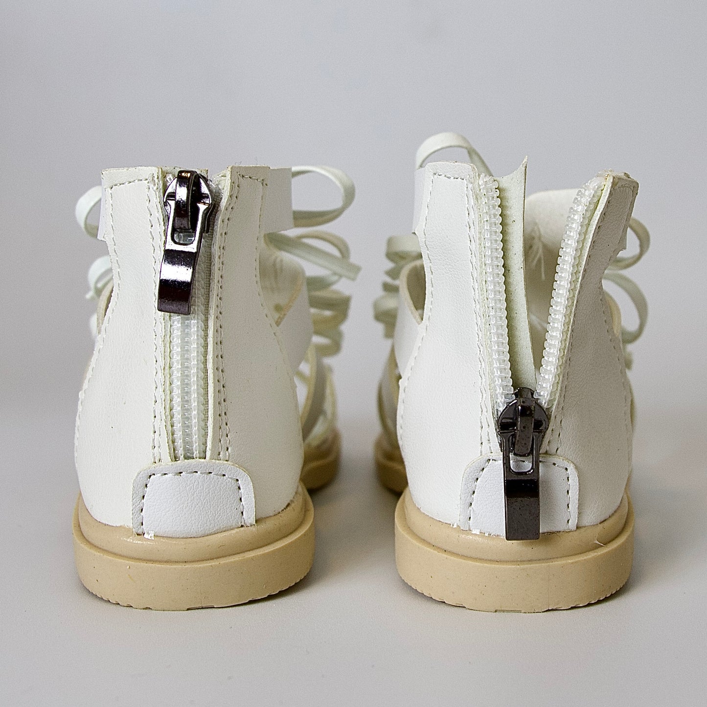 Sandalias tipo gladiador con lazo — modernas, cómodas y perfectas para días activos.