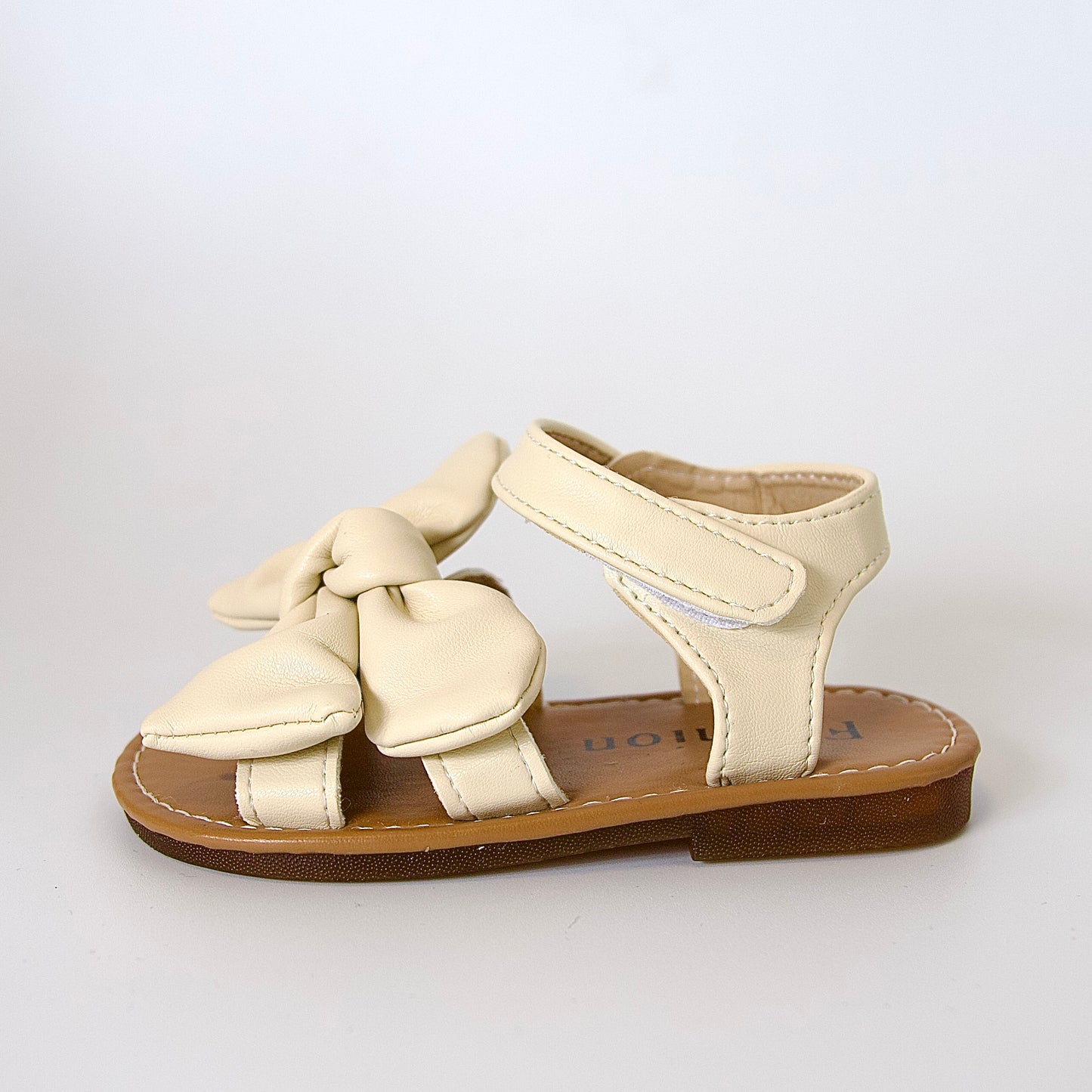 Suavidad con estilo 
Sandalias beige con moño grande — ultra cómodas y listas para jugar