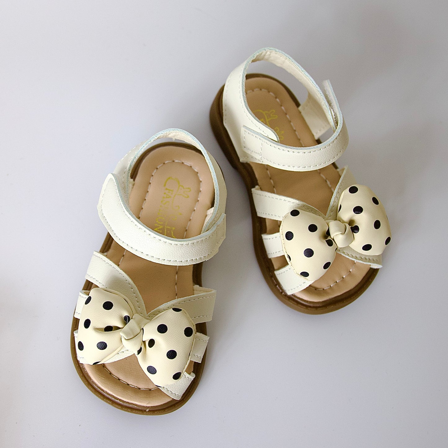 Ligereza y ternura
Sandalias con moño grande en lunares — beige encantador