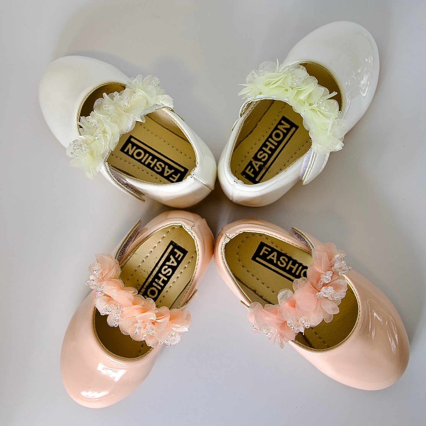 Zapatos charol con flores de cristal — perfectos para momentos especiales