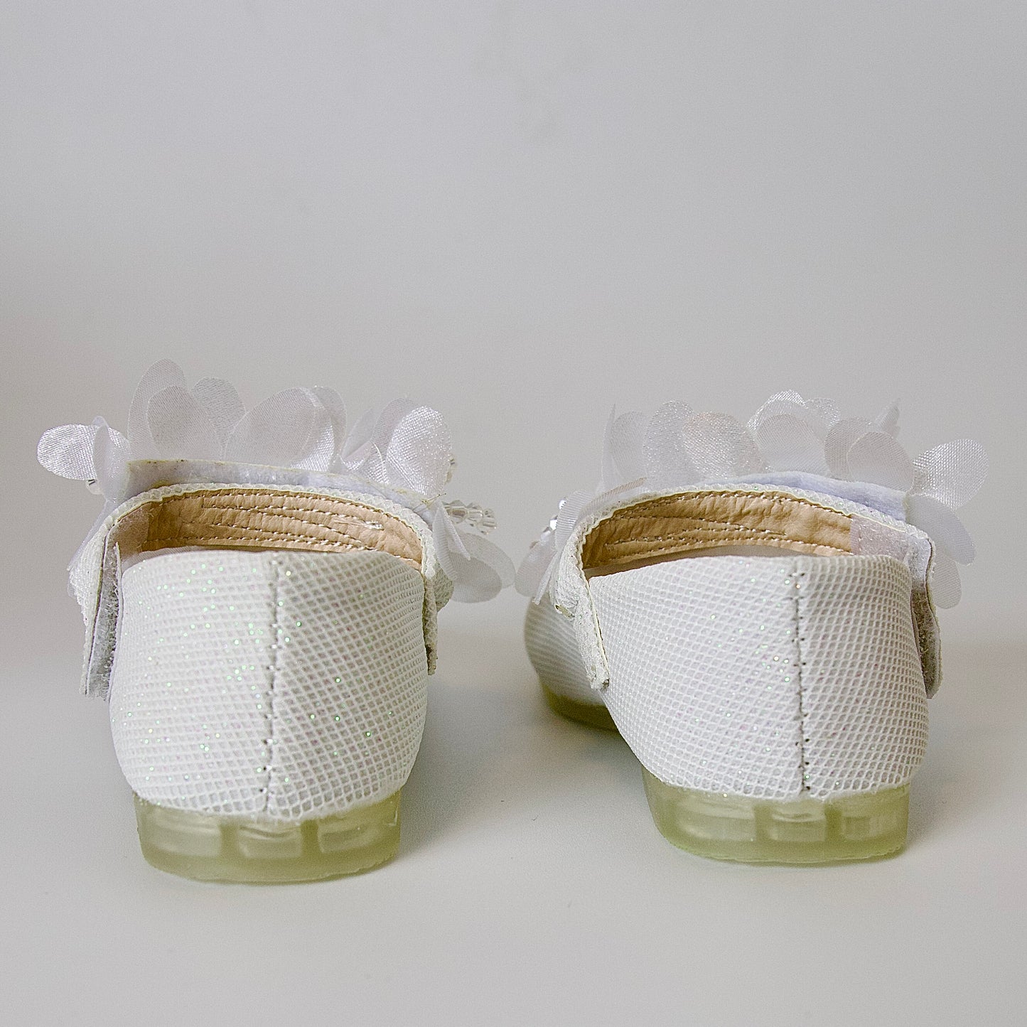 Zapatos blancos elegantes con flores — para celebraciones y momentos especiales