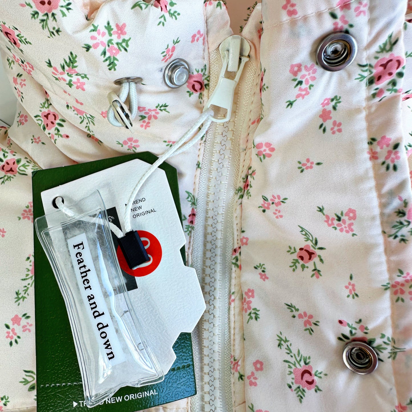 Parka acolchada para niña con capucha y estampado floral – 86-90% plumón de ganso