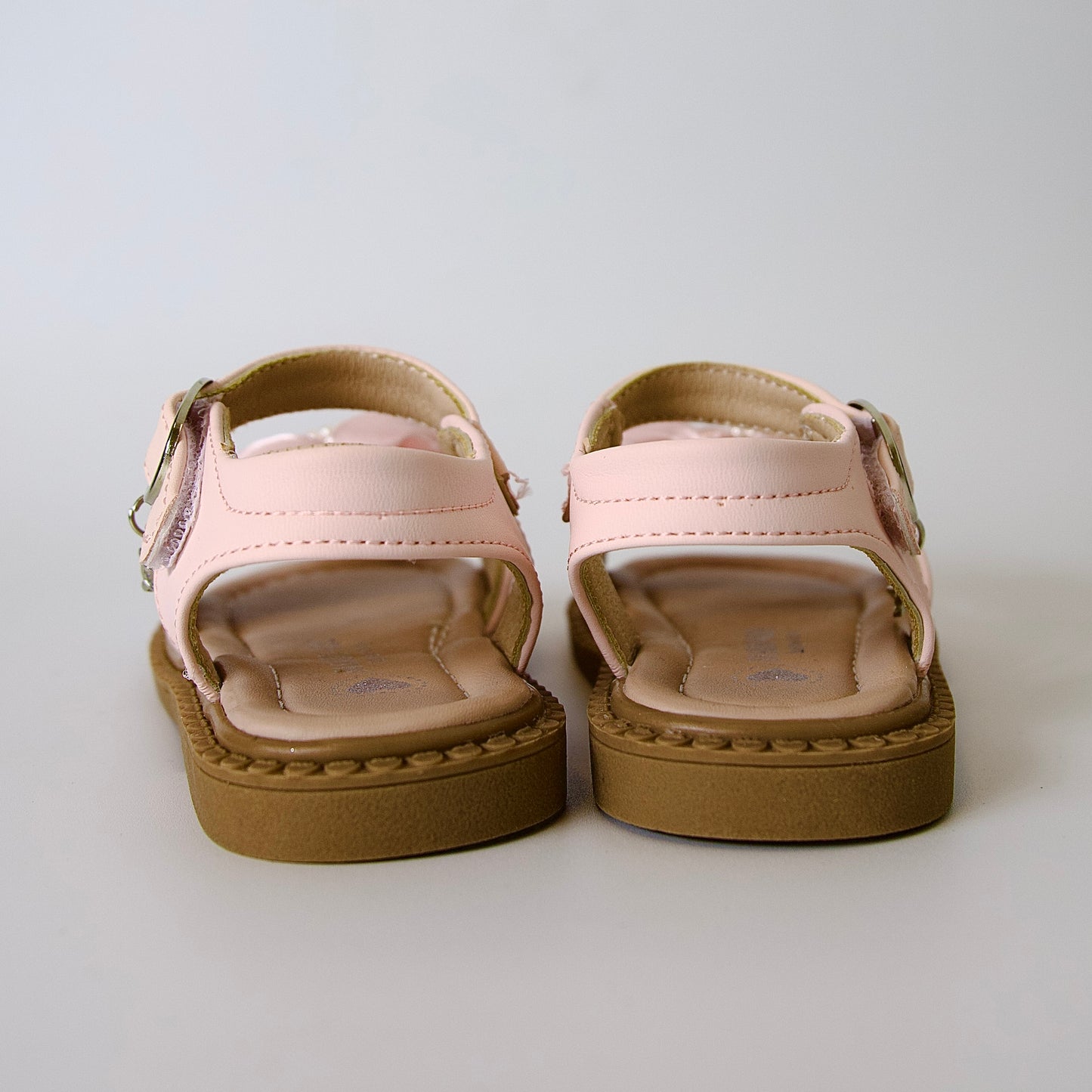 Comodidad con un toque brillante
Sandalias con punta cerrada y lazo con brillos