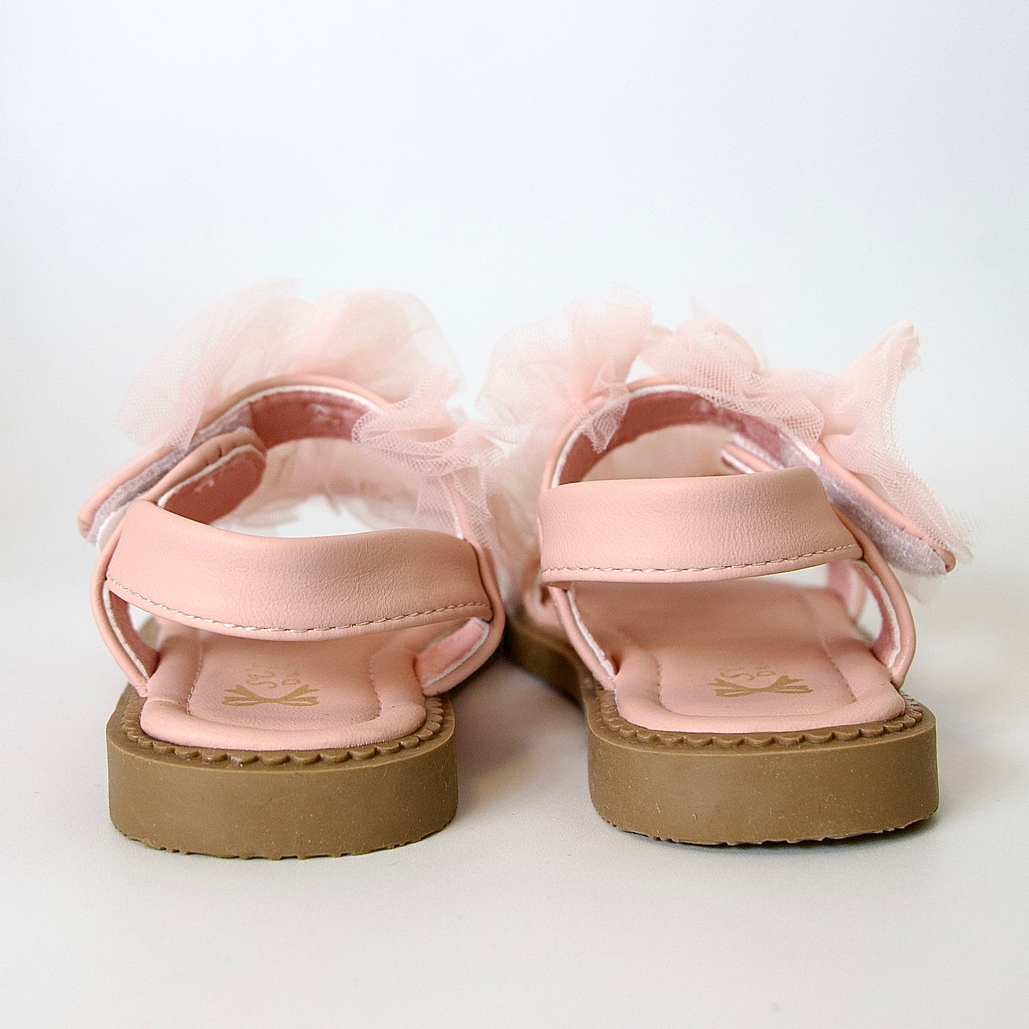 Sandalias con moños de tul — un modelo encantador para niñas.