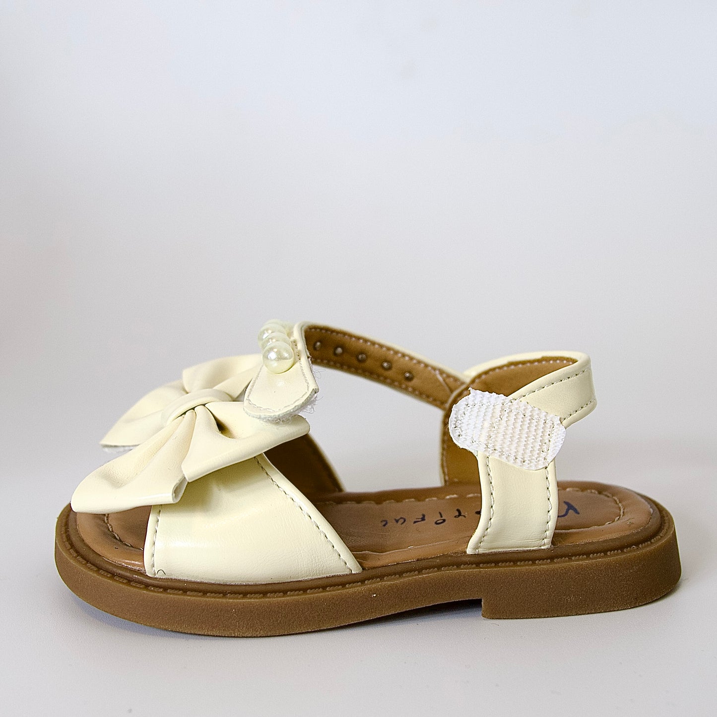 Comodidad con encanto 
Sandalias beige con moño y perlas — suaves, elegantes y perfectas para el verano