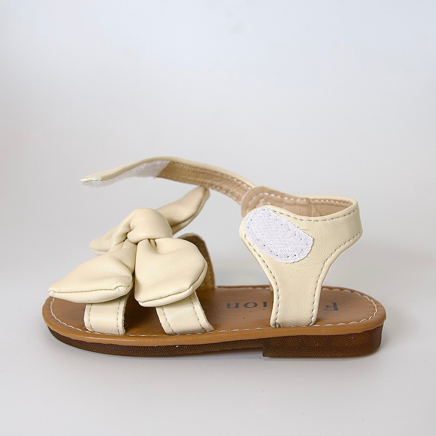 Suavidad con estilo 
Sandalias beige con moño grande — ultra cómodas y listas para jugar