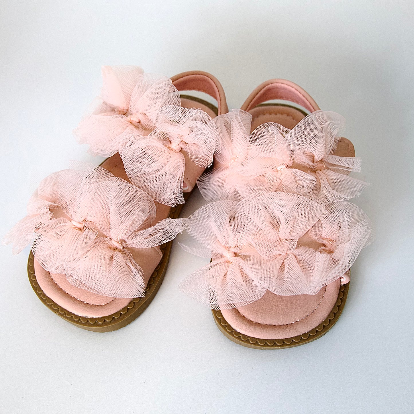 Sandalias con moños de tul — un modelo encantador para niñas.