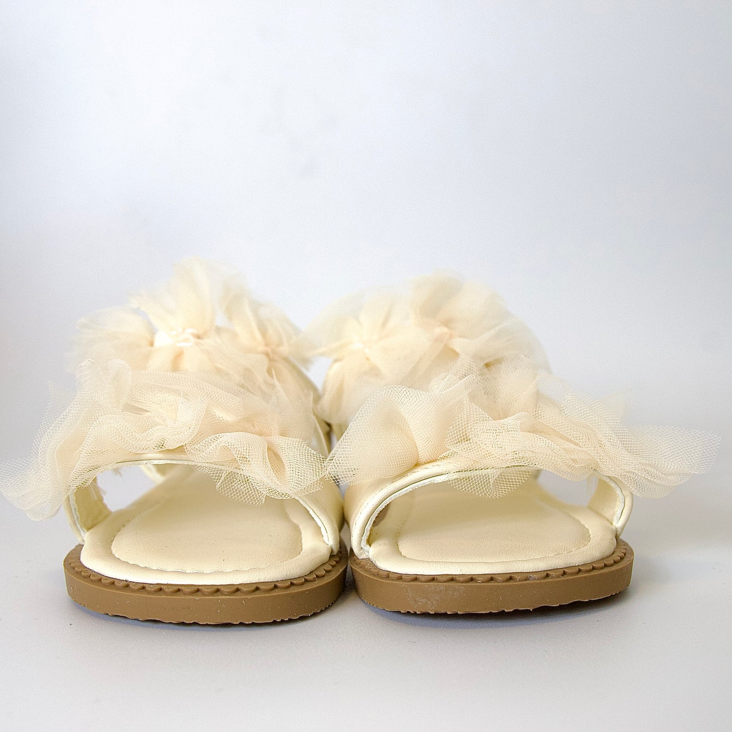 Sandalias con moños de tul — un modelo encantador para niñas.