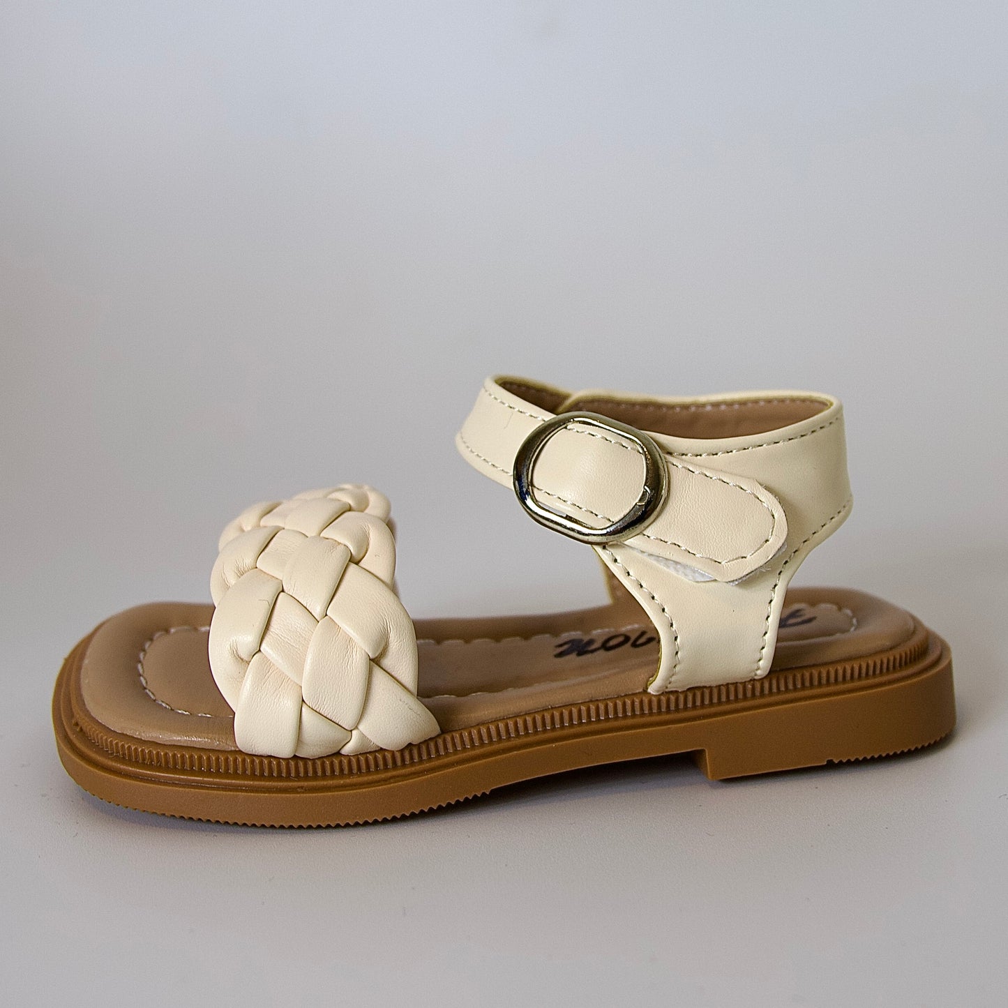 Comodidad para cada paso 
Sandalias beige con tejido de cuero sintético — suaves y listas para jugar