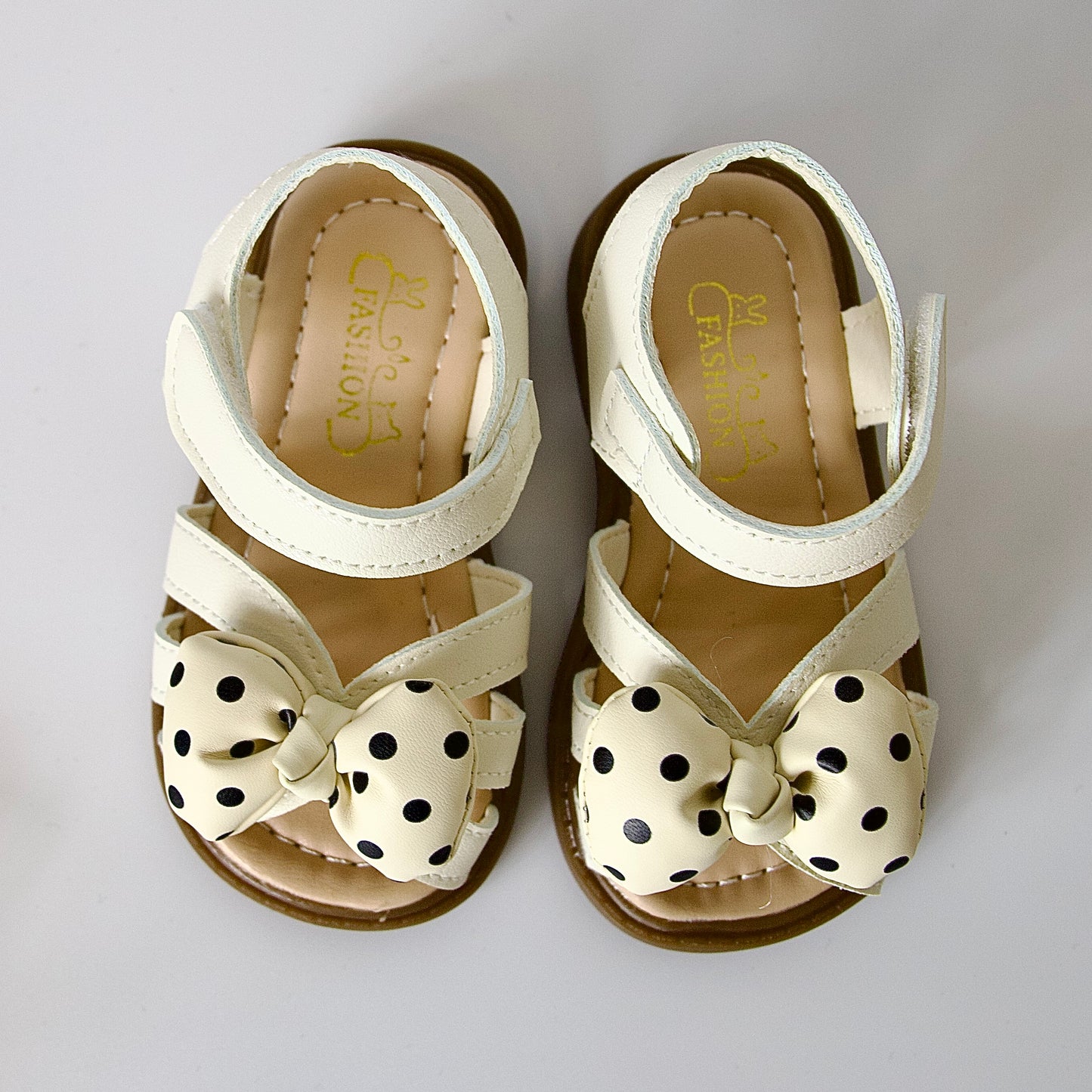 Ligereza y ternura
Sandalias con moño grande en lunares — beige encantador
