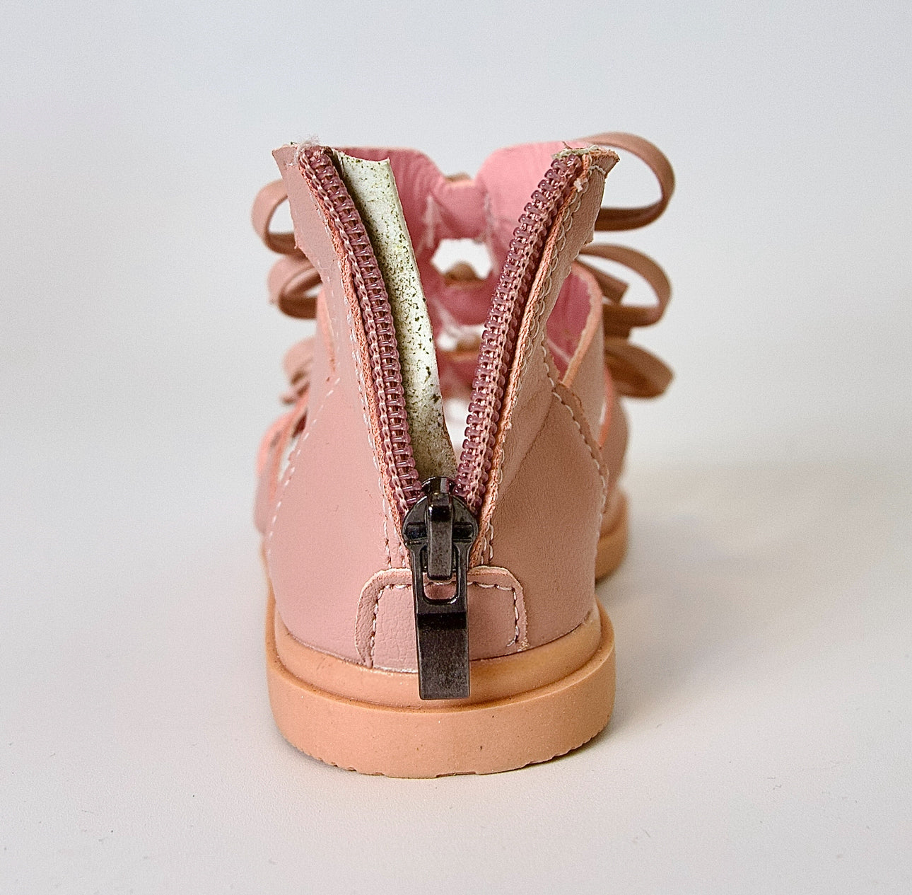 Sandalias tipo gladiador con lazo — modernas, cómodas y perfectas para días activos.