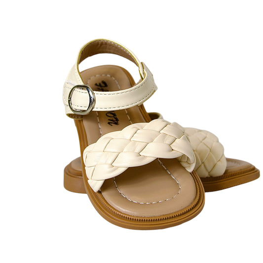 Comodidad para cada paso 
Sandalias beige con tejido de cuero sintético — suaves y listas para jugar