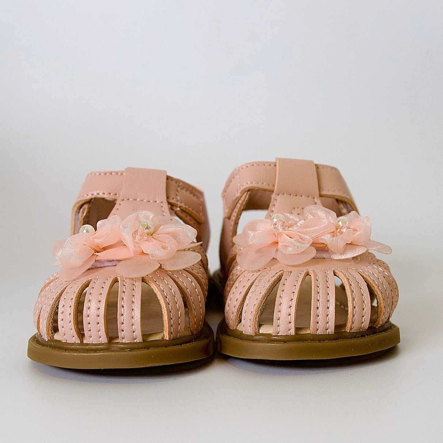 Sandalias rosadas con flores y perlas — perfectas para paseos, jardín infantil y celebraciones de verano!