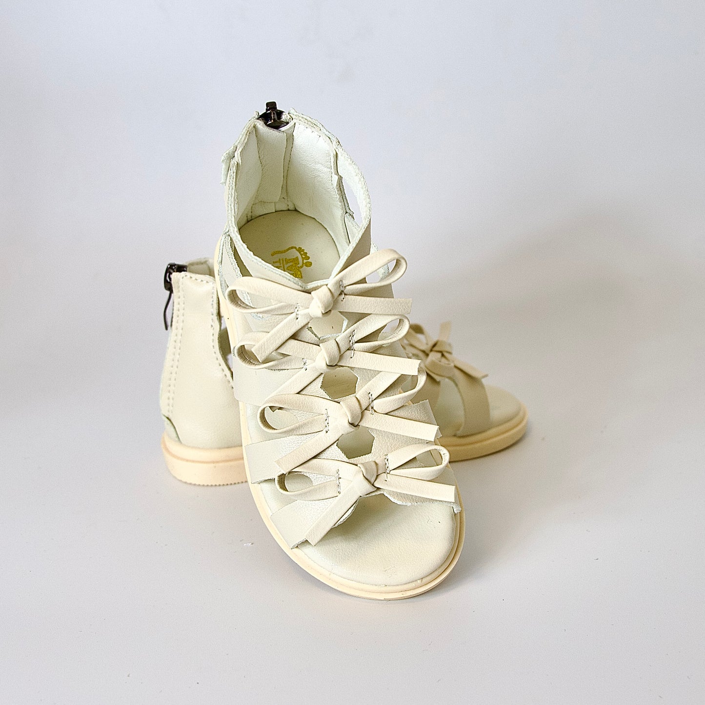 Sandalias tipo gladiador con lazo — modernas, cómodas y perfectas para días activos.