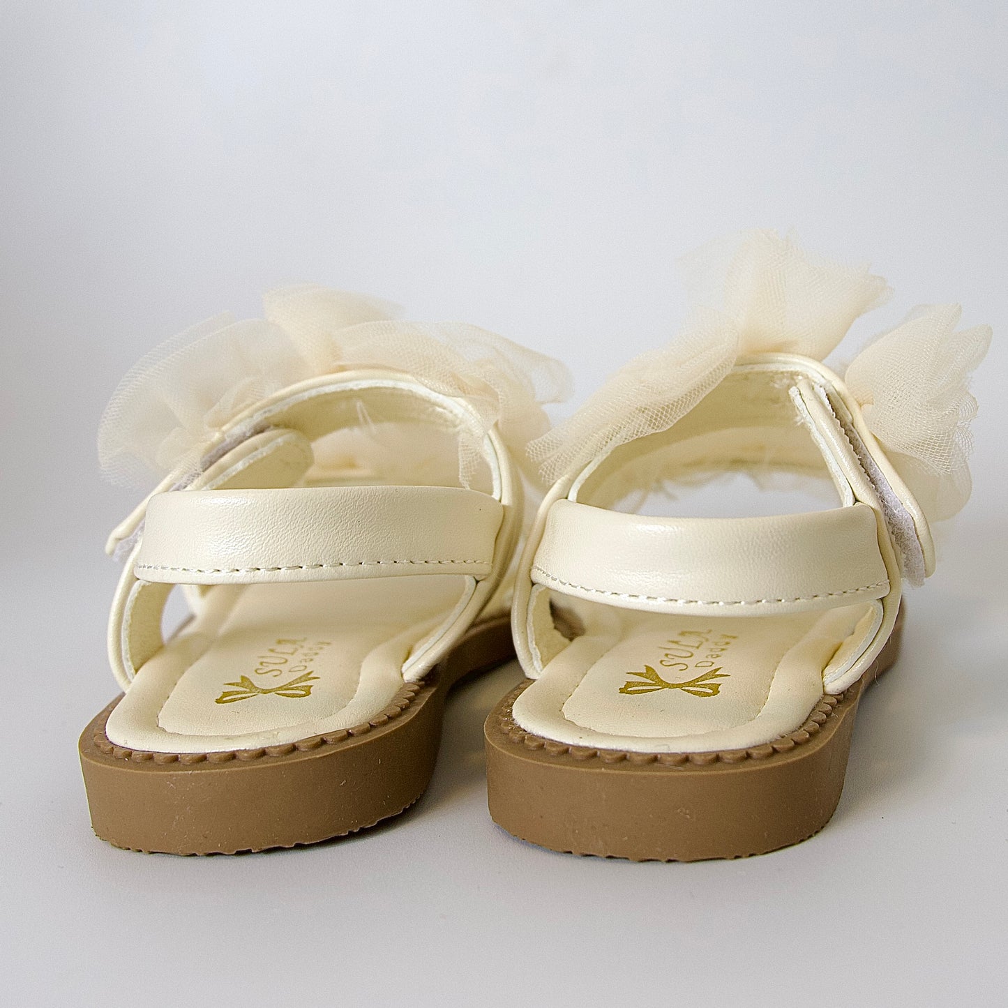 Sandalias con moños de tul — un modelo encantador para niñas.