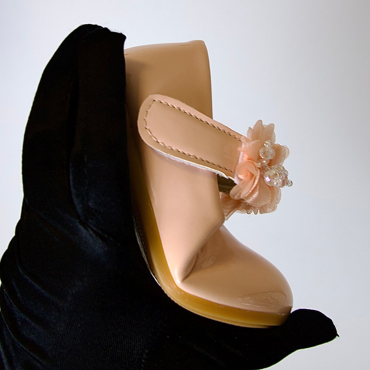 Zapatos charol con flores de cristal — perfectos para momentos especiales