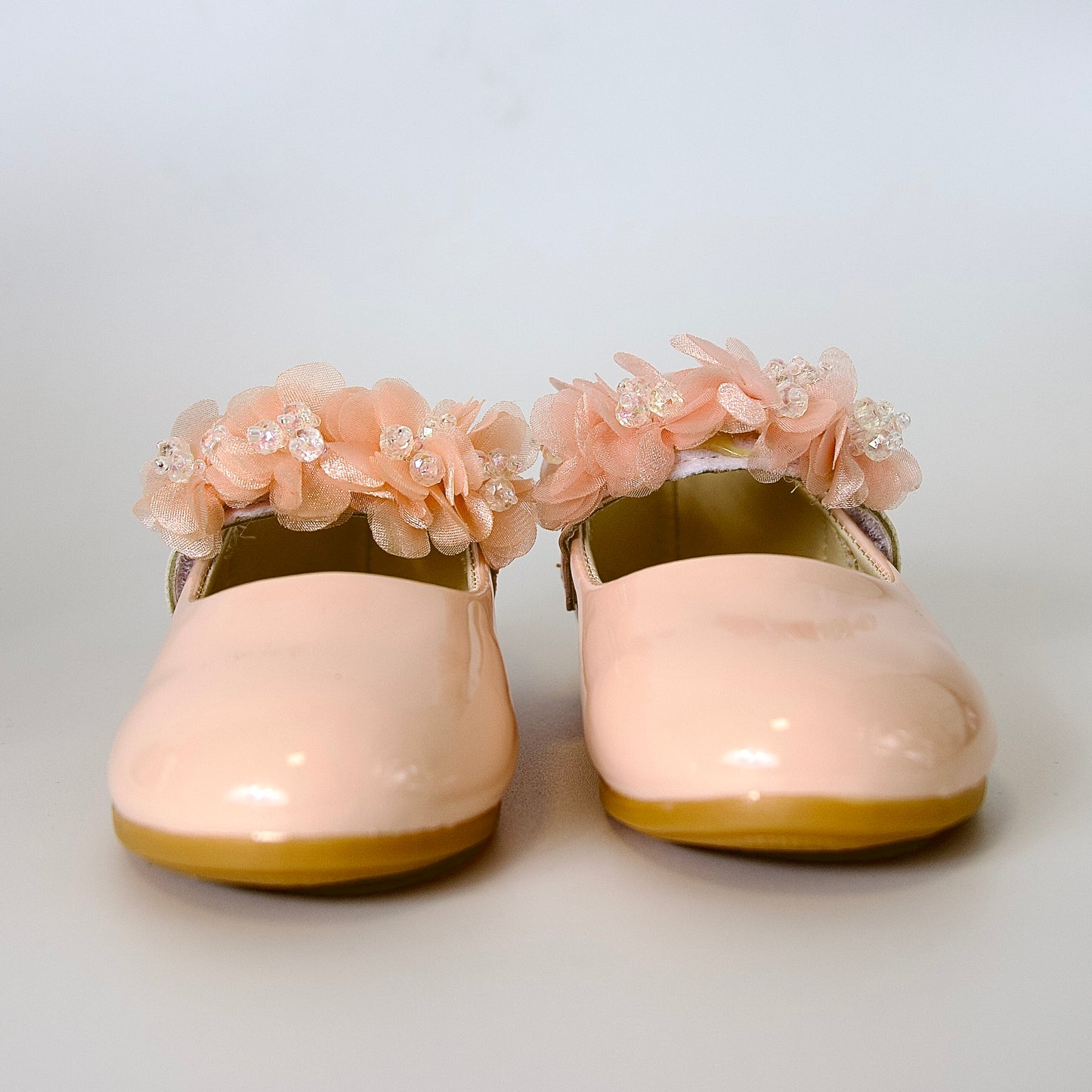 Zapatos charol con flores de cristal — perfectos para momentos especiales