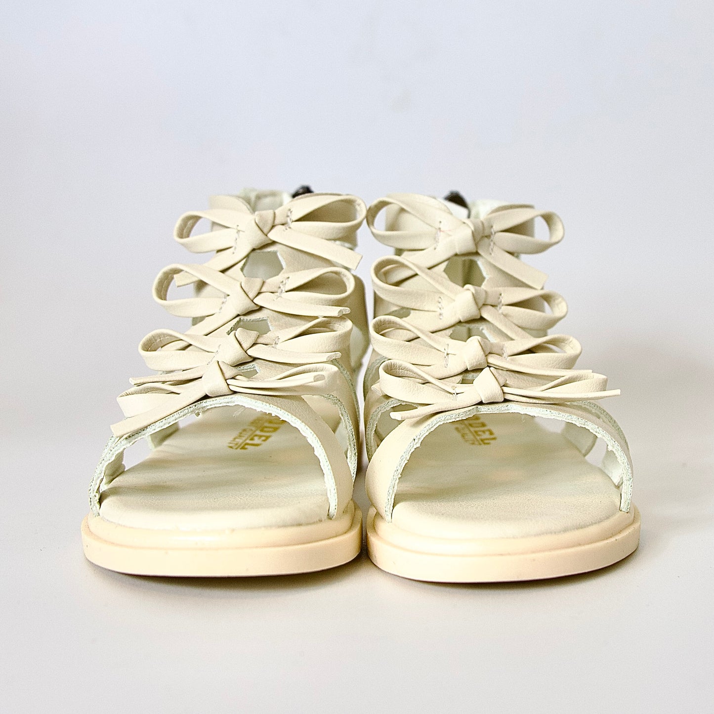 Sandalias tipo gladiador con lazo — modernas, cómodas y perfectas para días activos.