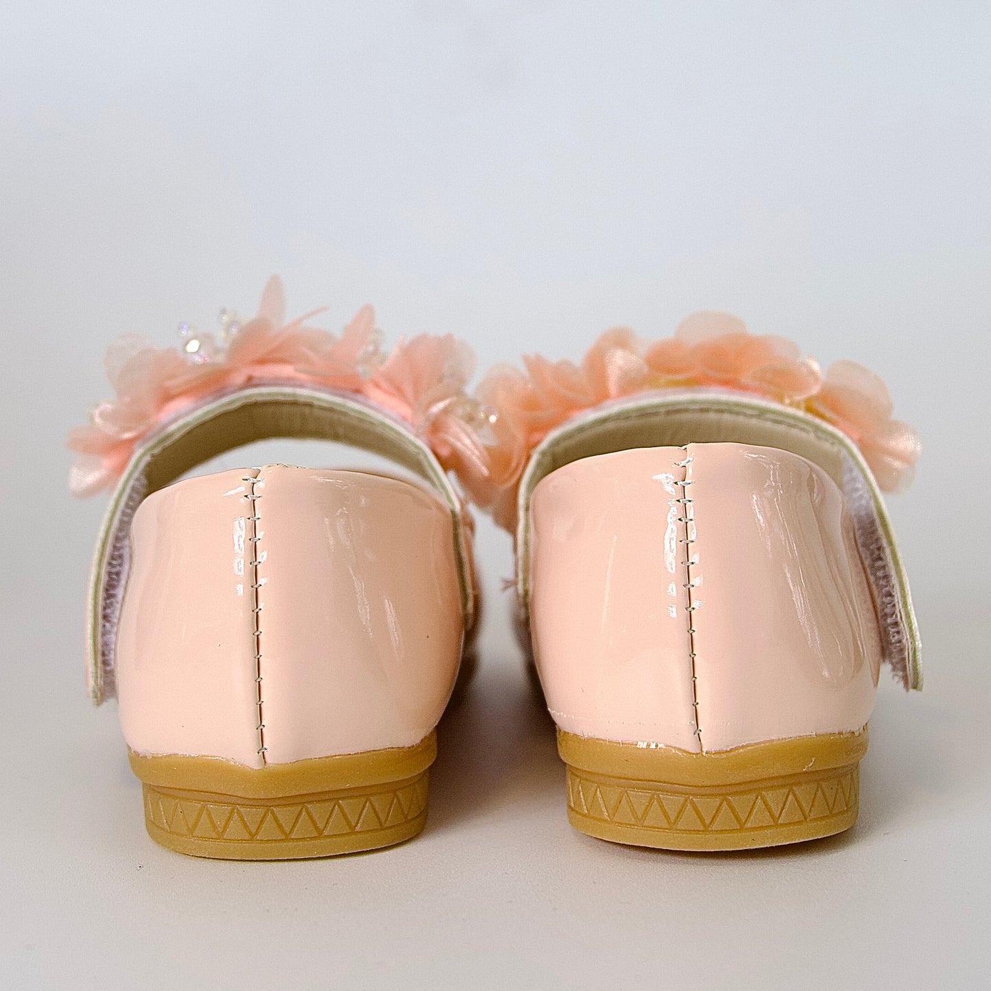 Zapatos charol con flores de cristal — perfectos para momentos especiales