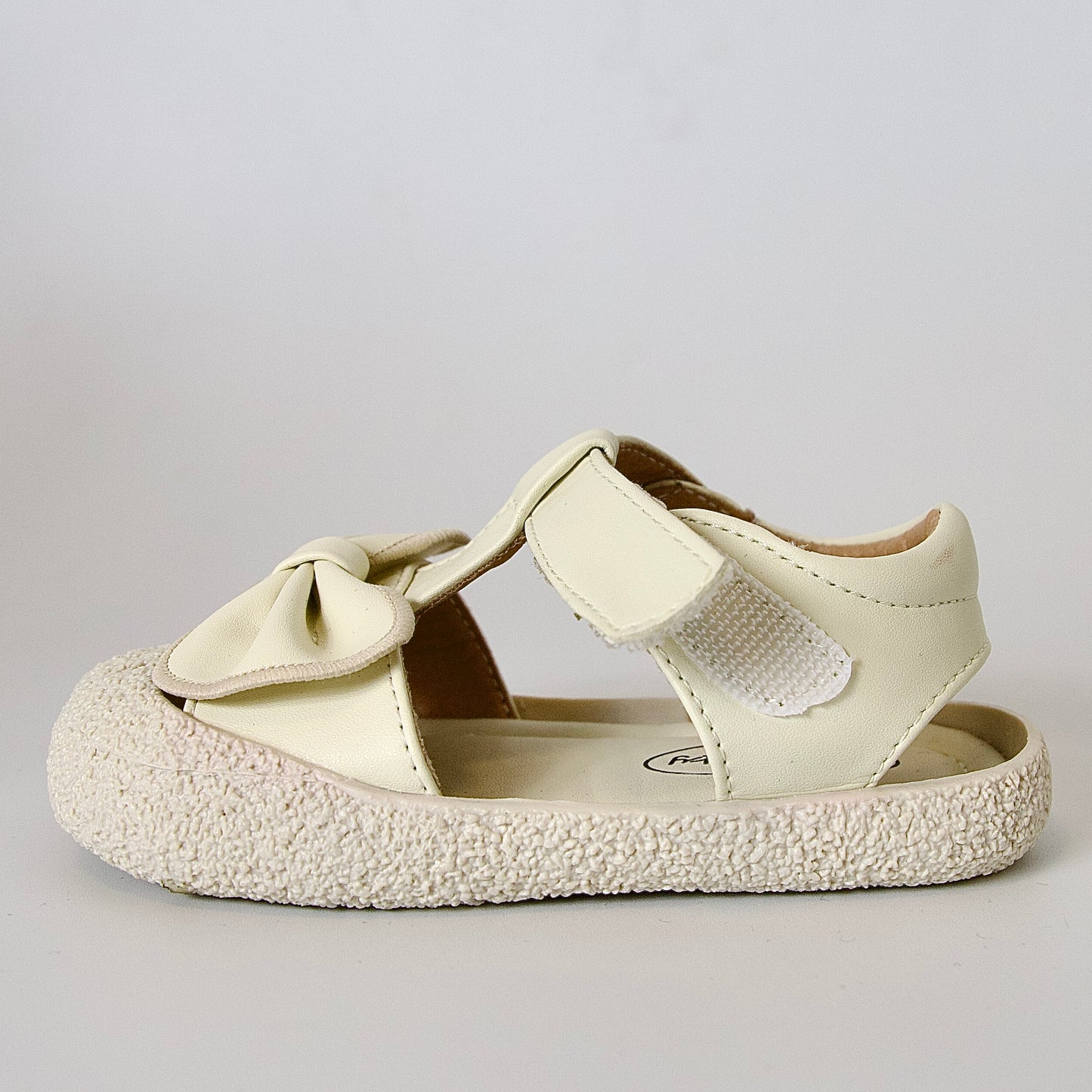 Sandalias beige con moño y punta cerrada — perfectas para el jardín y la arena