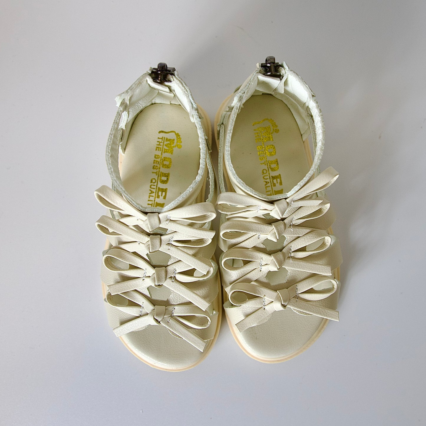 Sandalias tipo gladiador con lazo — modernas, cómodas y perfectas para días activos.