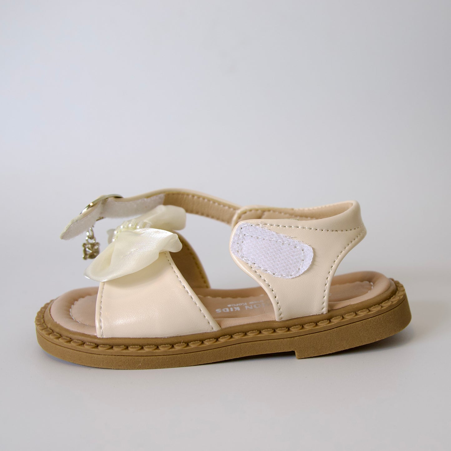 Comodidad con un toque brillante
Sandalias con punta cerrada y lazo con brillos