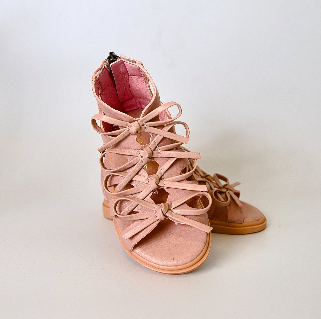 Sandalias tipo gladiador con lazo — modernas, cómodas y perfectas para días activos.