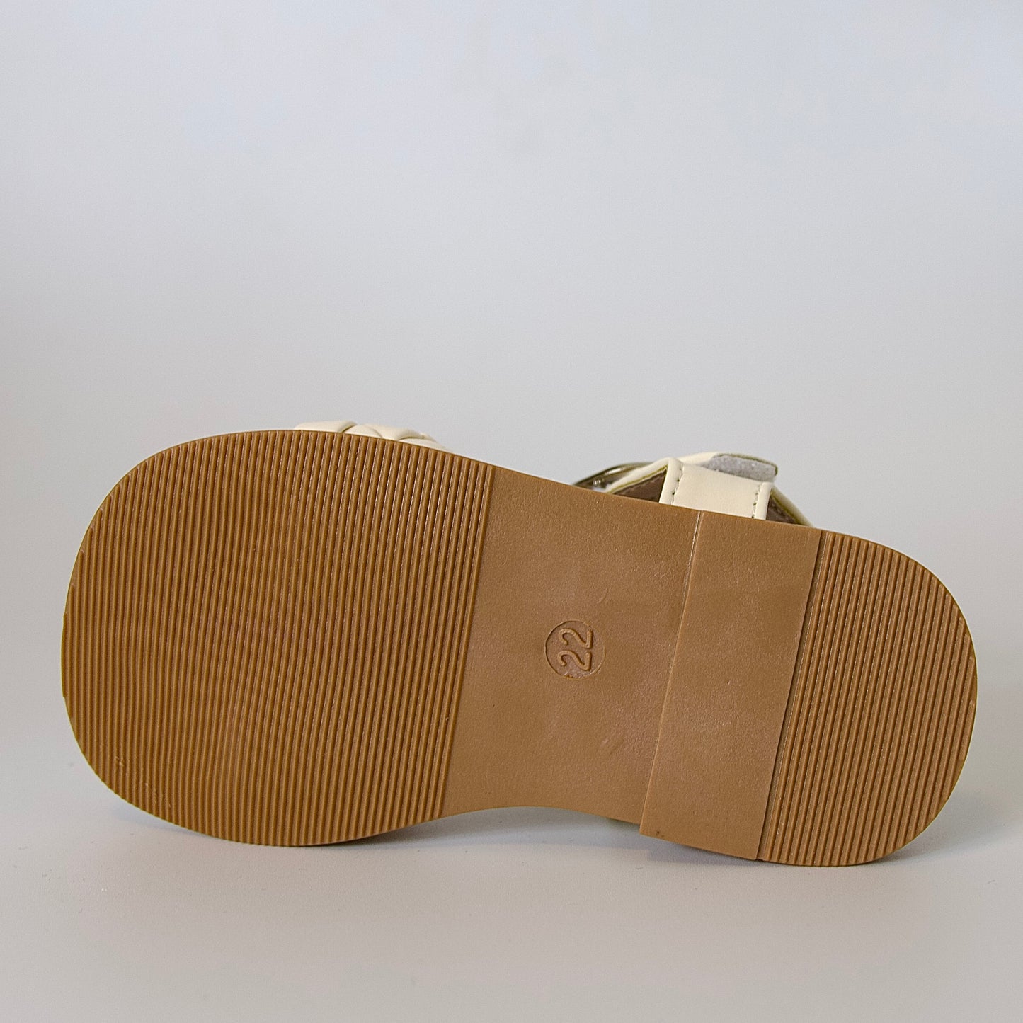 Comodidad para cada paso 
Sandalias beige con tejido de cuero sintético — suaves y listas para jugar