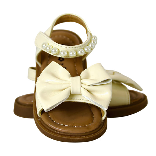 Comodidad con encanto 
Sandalias beige con moño y perlas — suaves, elegantes y perfectas para el verano