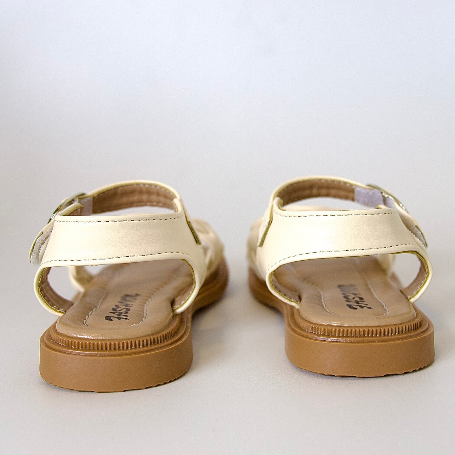 Comodidad para cada paso 
Sandalias beige con tejido de cuero sintético — suaves y listas para jugar