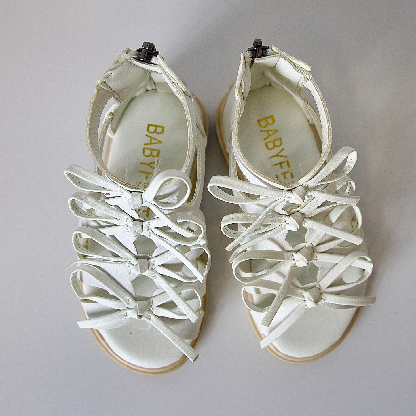 Sandalias tipo gladiador con lazo — modernas, cómodas y perfectas para días activos.