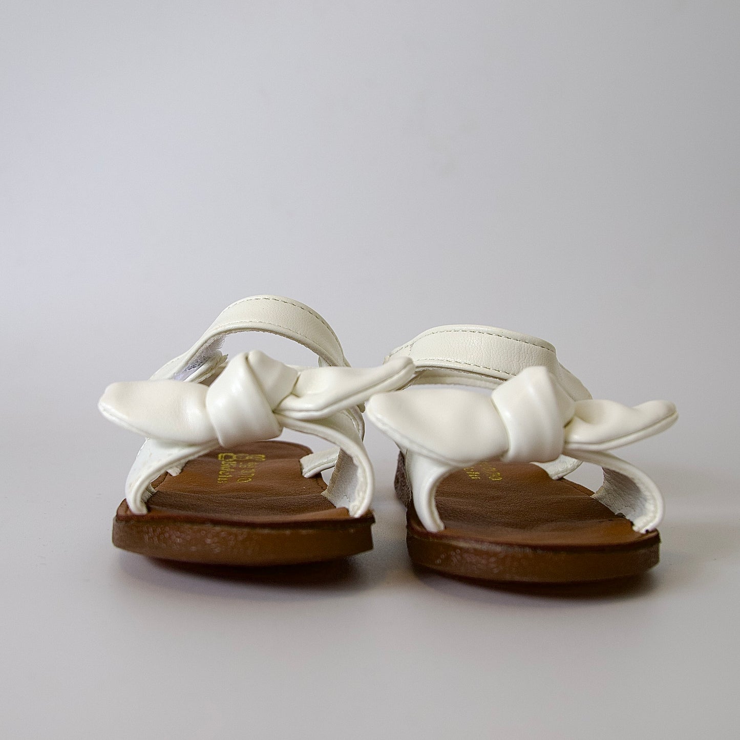 Ligereza y estilo
Sandalias minimalistas con moño suave