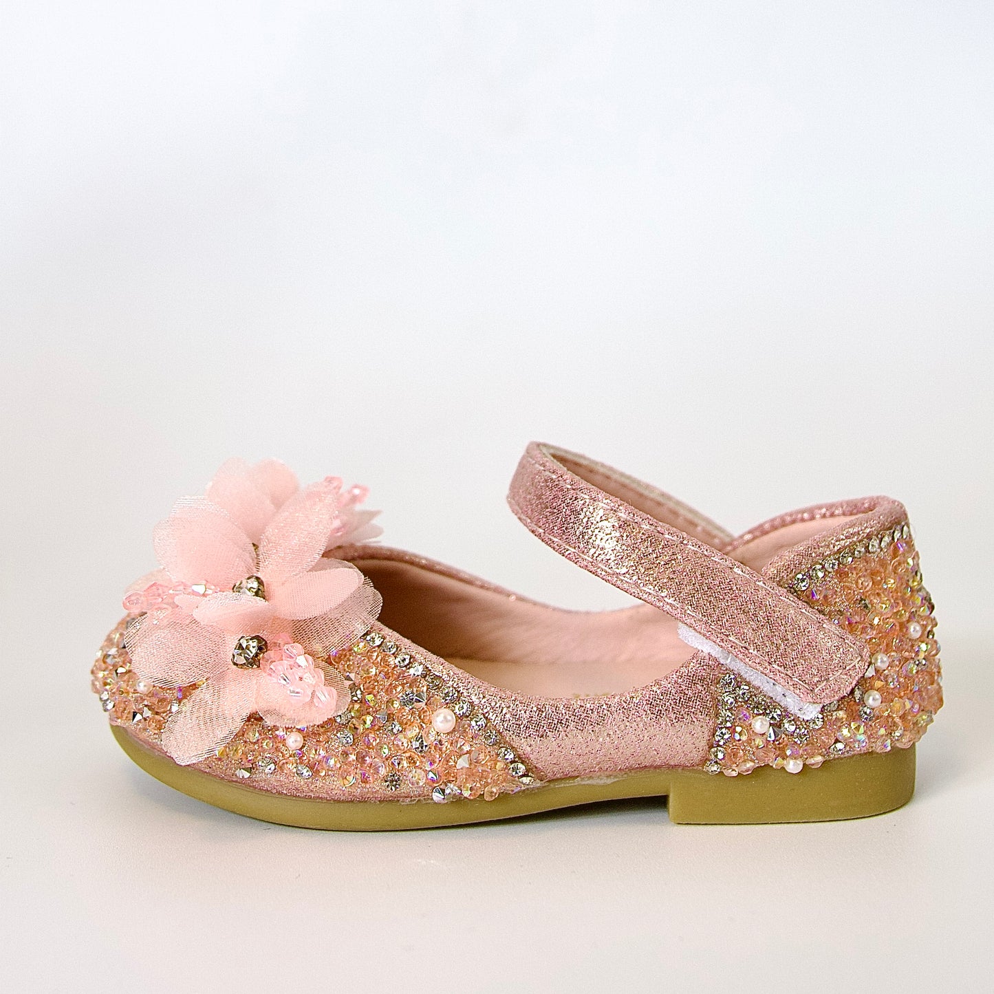 Zapatos rosados con flores y cristales — perfectos para brillar