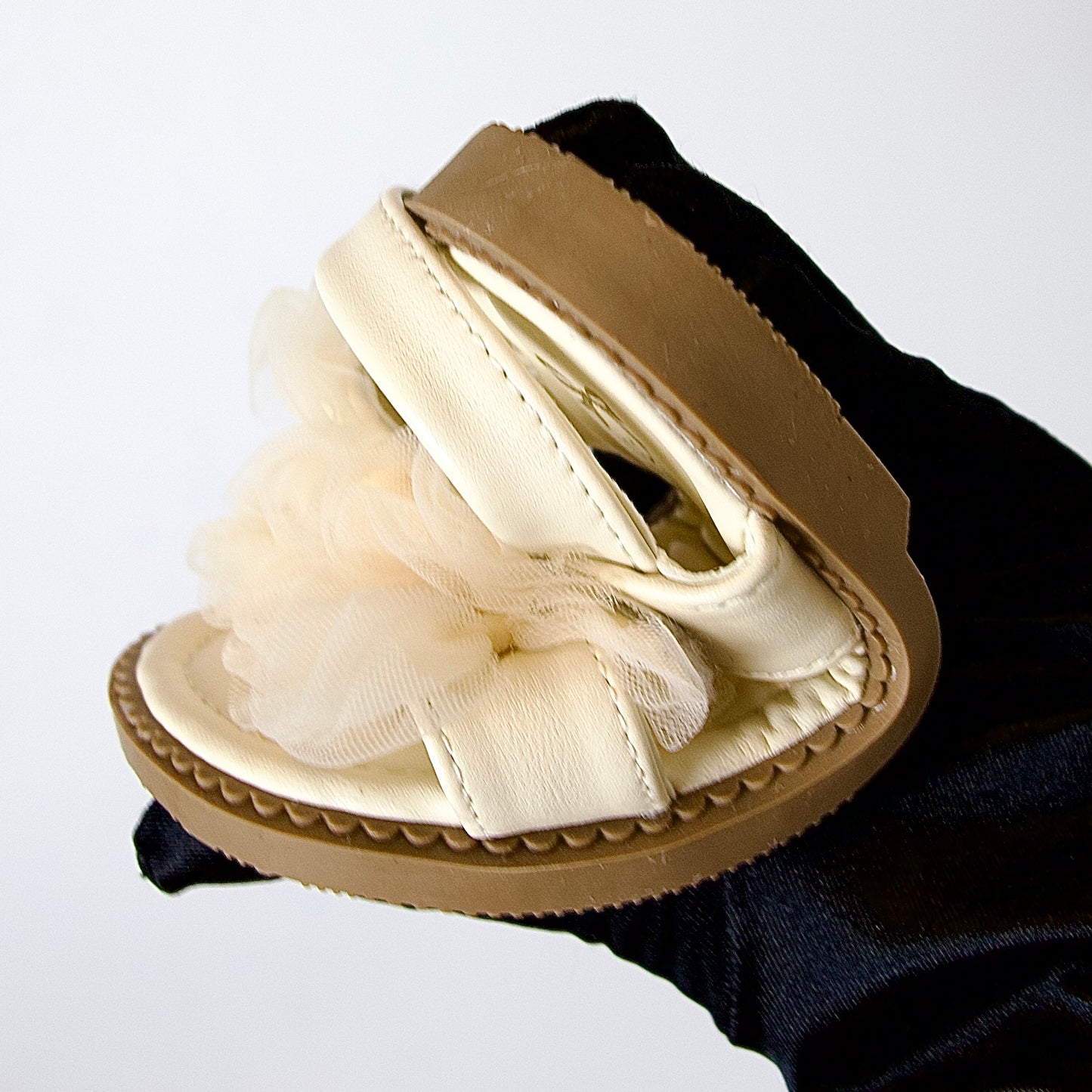 Sandalias con moños de tul — un modelo encantador para niñas.