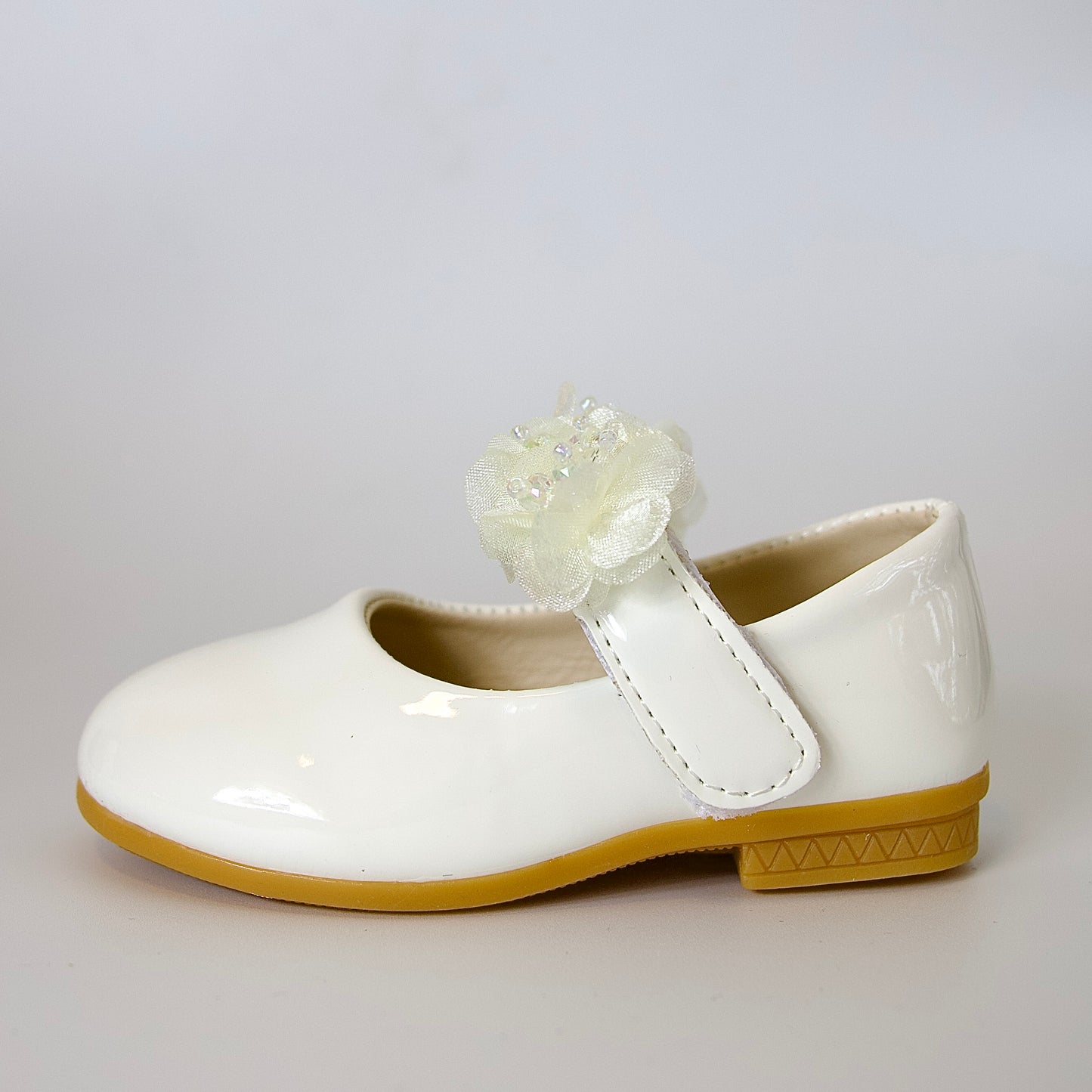 Zapatos charol con flores de cristal — perfectos para momentos especiales