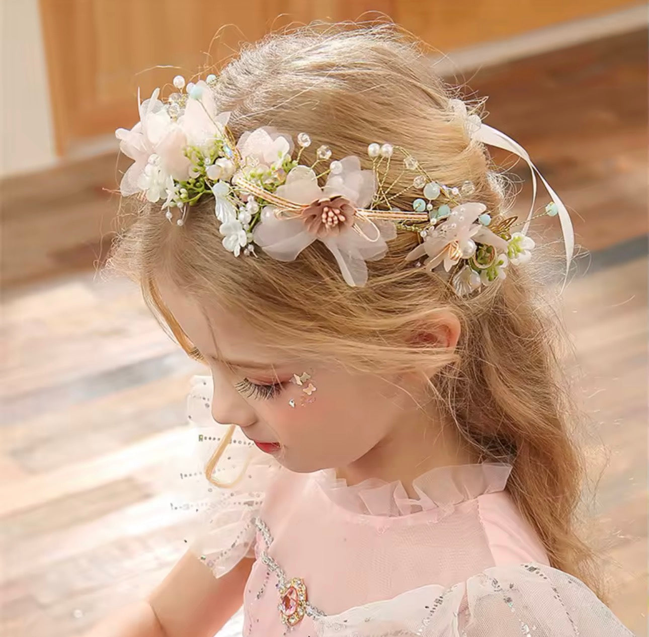 Diadema floral con cristales y flores de tela