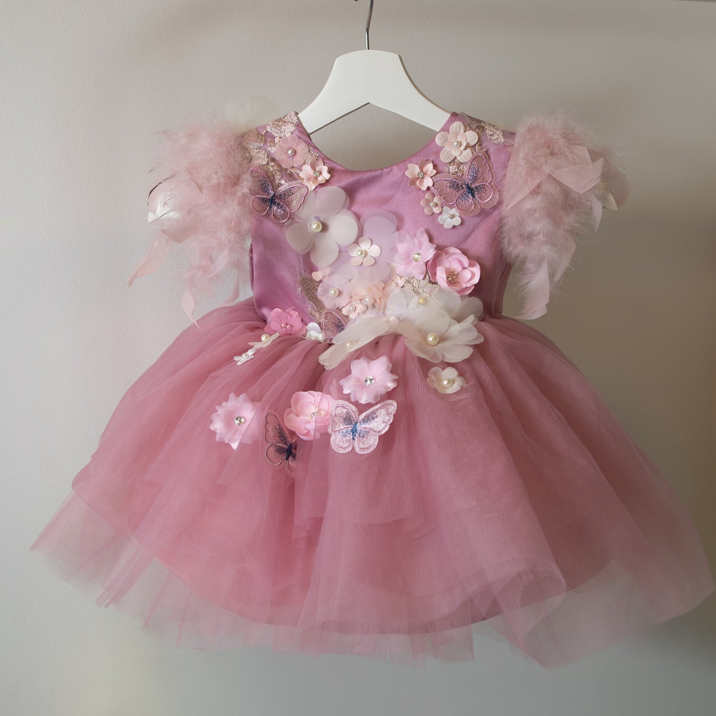 Vestido con flores en 3D y lazo