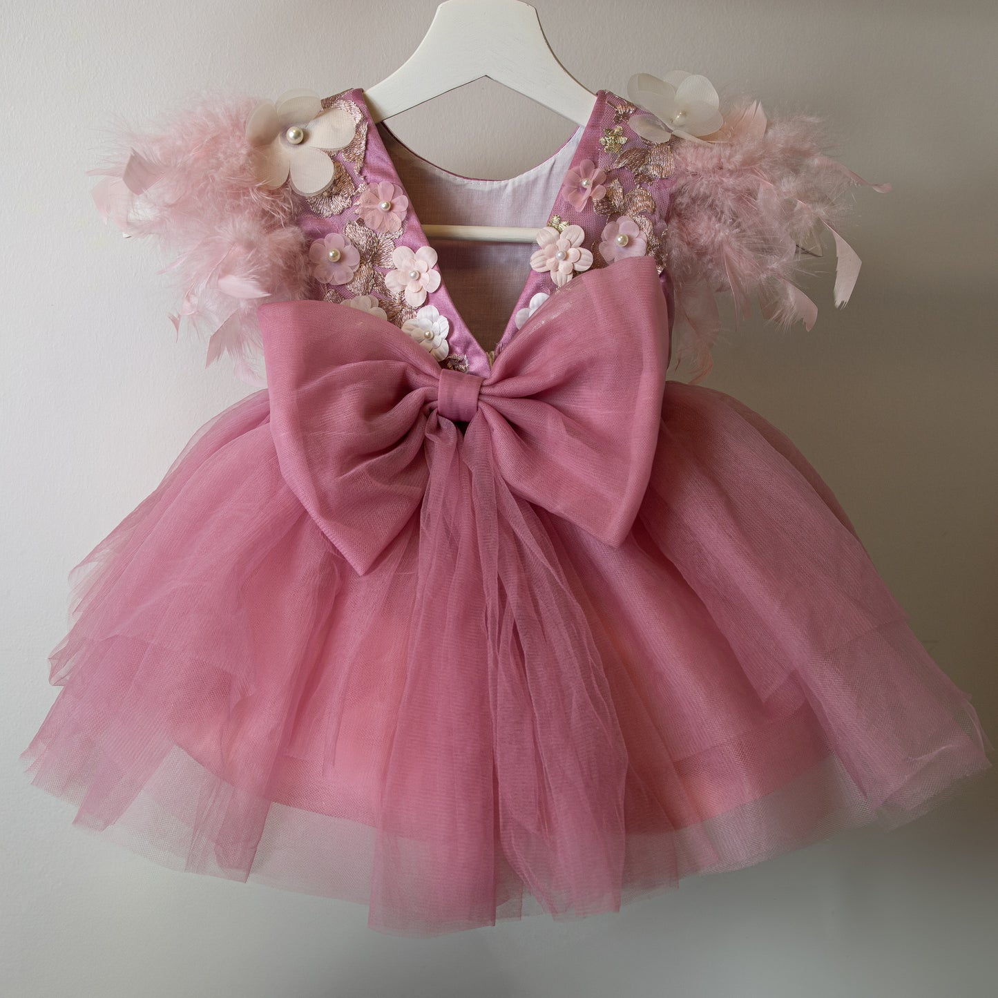 Vestido con flores en 3D y lazo