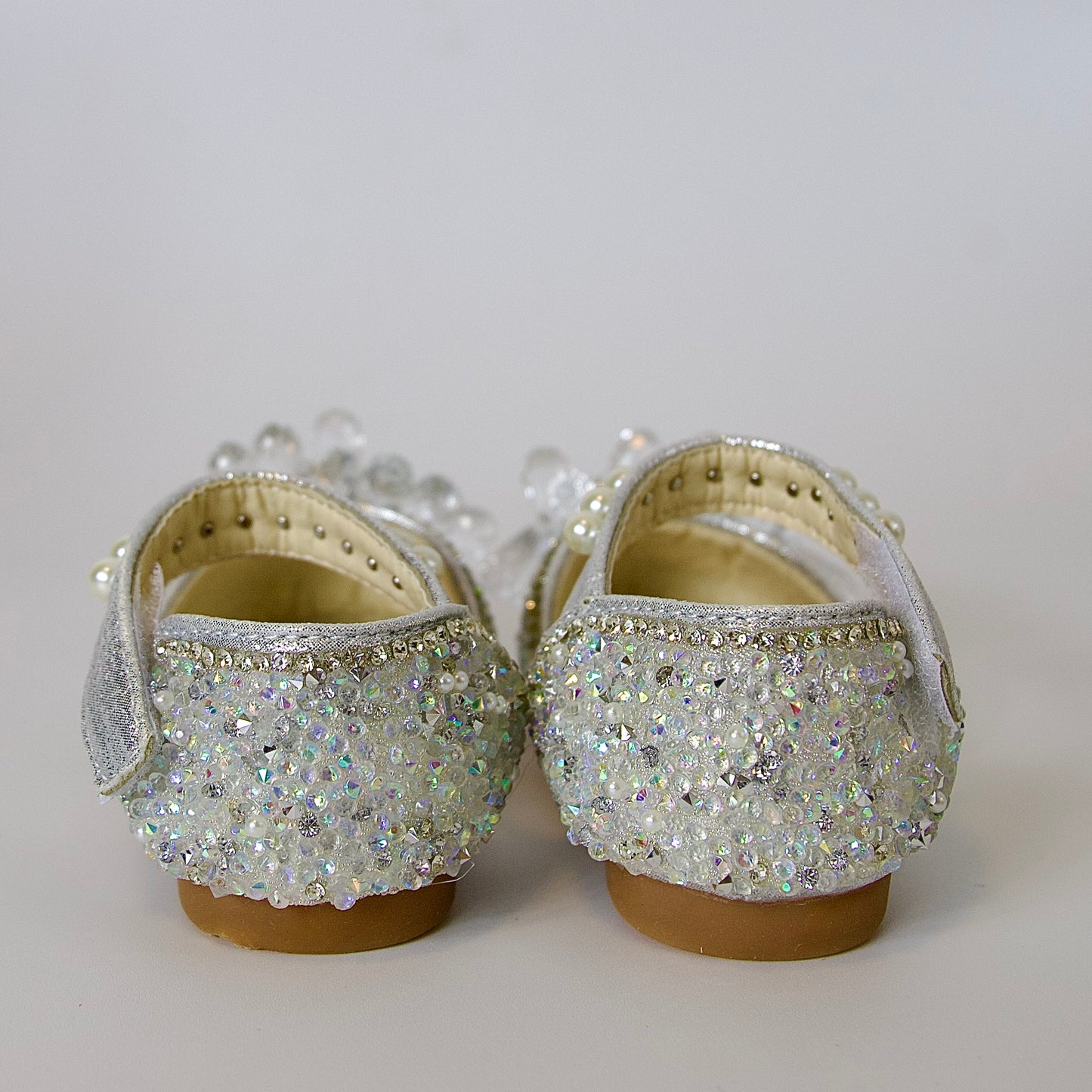 Zapatos festivos con cristales, perlas y cuentas plateadas