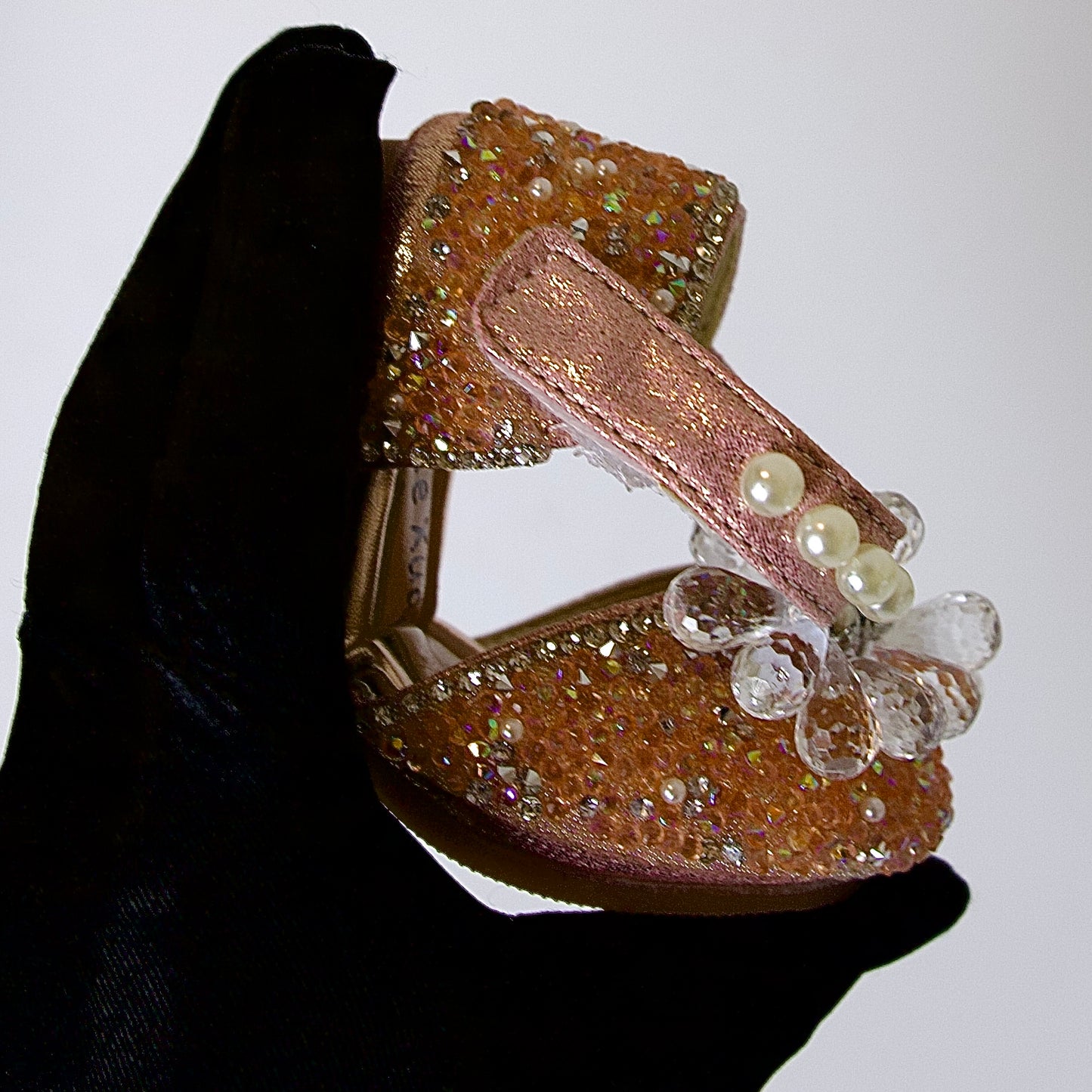 Zapatos festivos con cristales, perlas y cuentas plateadas