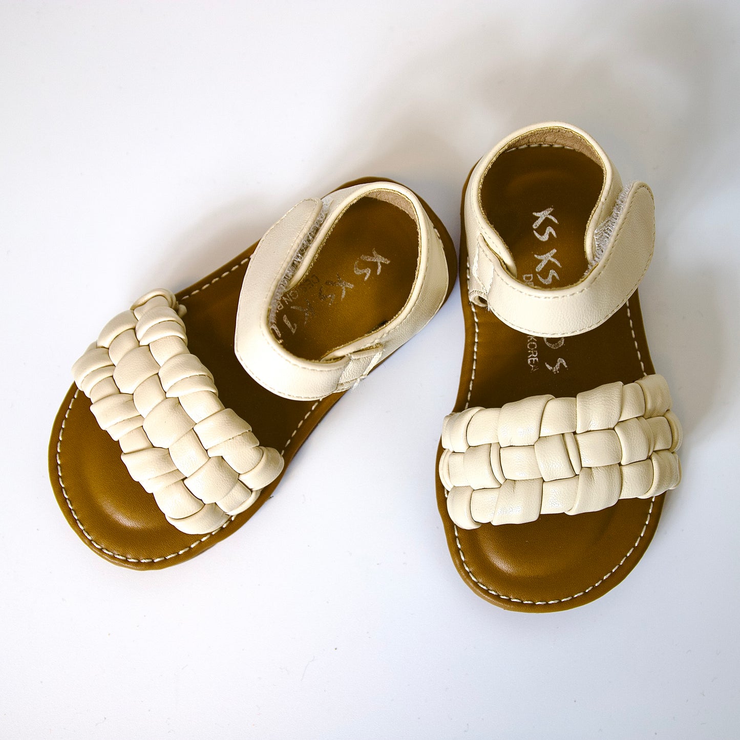 Sandalias tejidas color beige — perfectas para paseos, juegos y días soleados