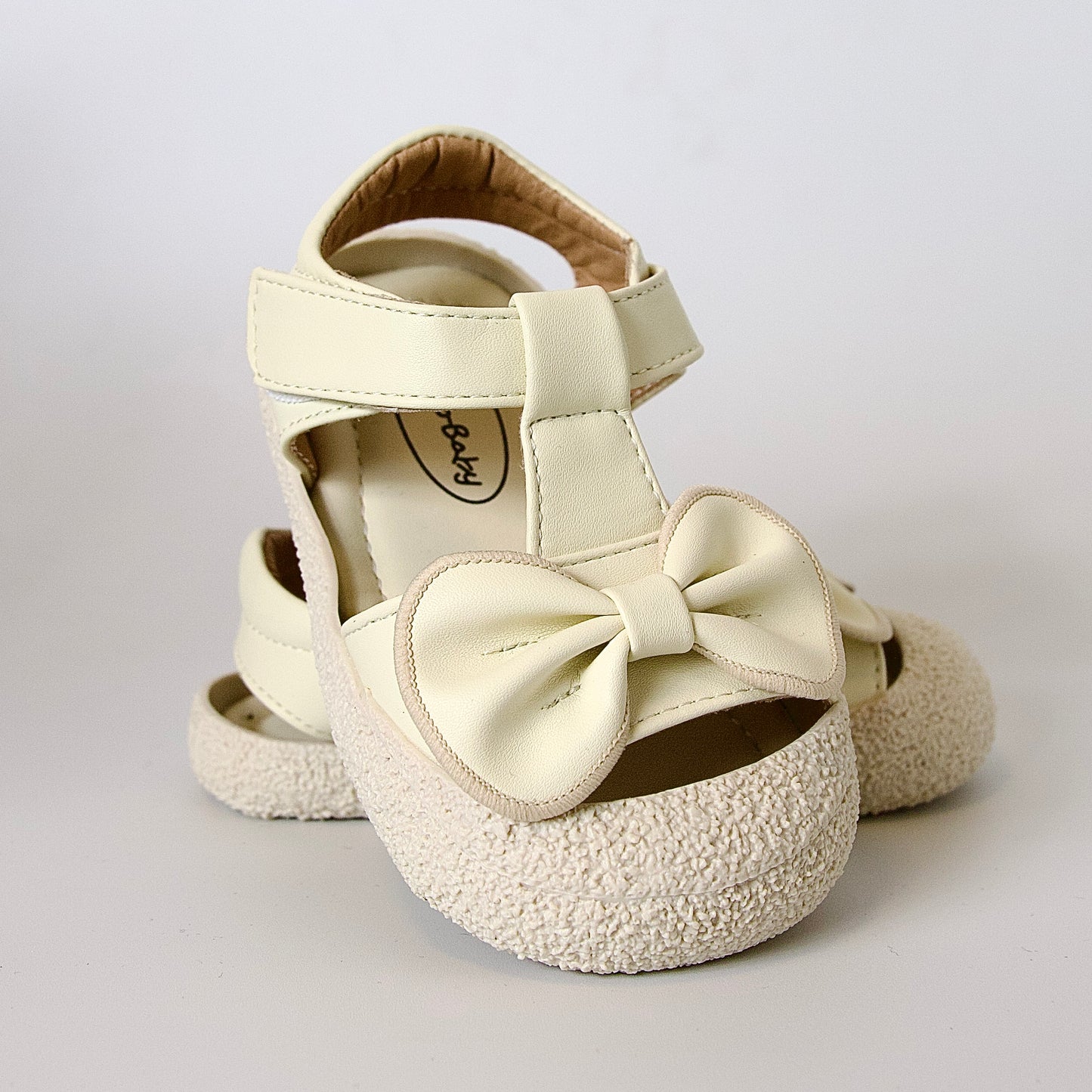 Sandalias beige con moño y punta cerrada — perfectas para el jardín y la arena