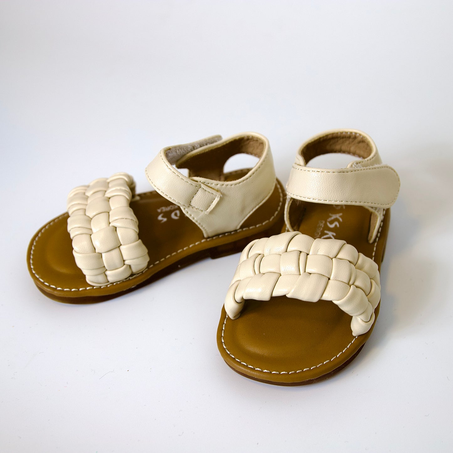 Sandalias tejidas color beige — perfectas para paseos, juegos y días soleados
